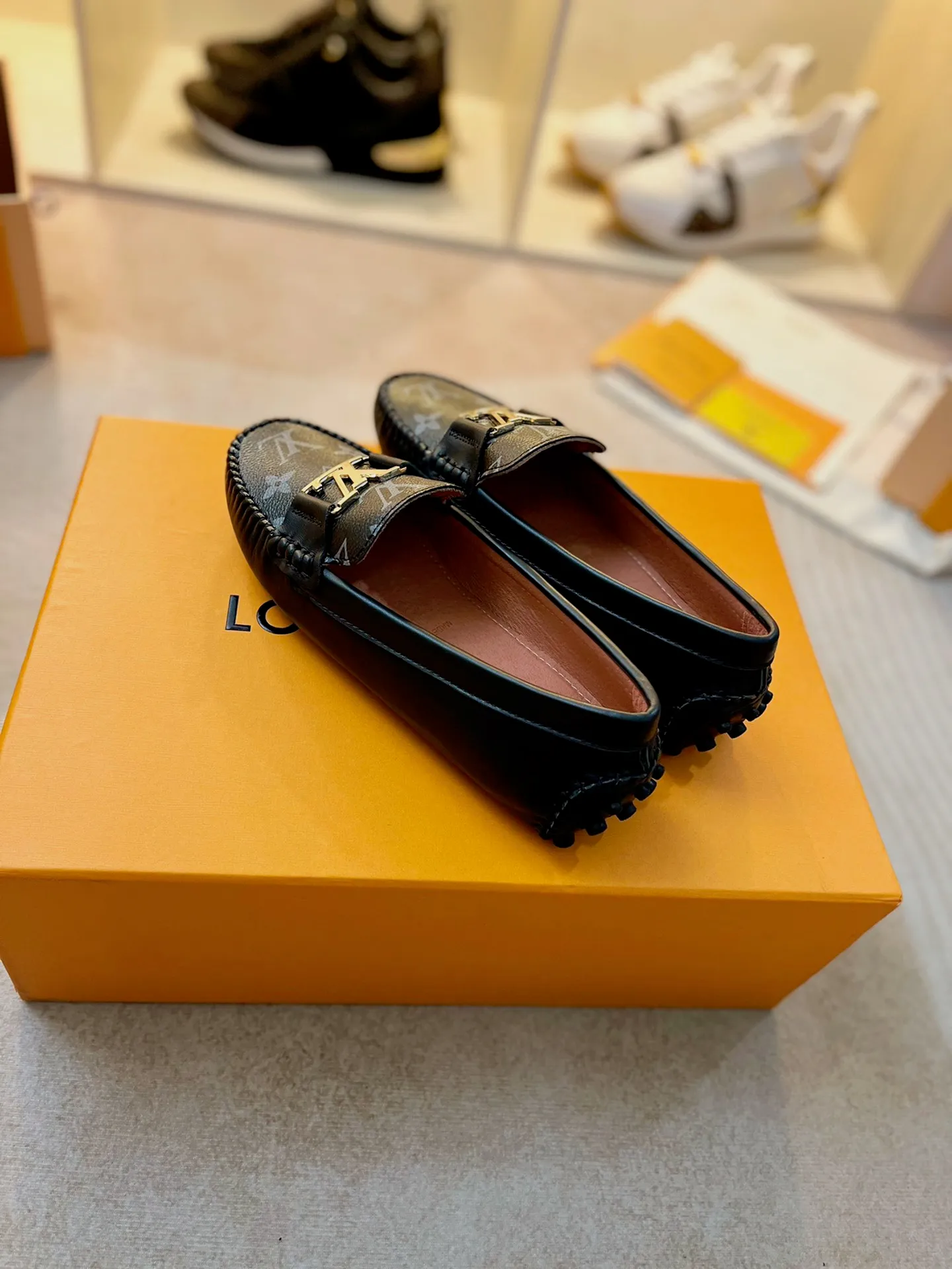 p460💰Couple model❤️🇫🇷 𝙇𝙤𝙪𝙞𝙨 𝙑𝙪𝙞𝙩𝙩𝙤𝙣 🇫🇷Louis Vuitton 2023 Classic𝓛𝓿 𝓣𝓻𝓪𝓲𝓷𝓮𝓻 Sports Series ➪➪➪¯ [Arizona Doudou Shoes Series] ▪️▪️▪️Arizona slip-on shoes are made of Monogram Eclipse canvas. Its hand-painted and dyed edges and hand-sewn uppers fully demonstrate Louis Vuitton's traditional shoemaking craftsmanship. This slip-on shoe is very lightweight. The integrated tongue and upper make it particularly comfortable and flexible. The soft outsole is equipped with rubber padding. Decorated with matching sash. Detailed features: ☑️Monogram Eclipse canvas ☑️Black Eclipse pattern ☑️Hand-painted shoe edges ☑️Hand-sewn uppers (each pair takes time to process) ☑️Integrated tongue and upper construction ☑️Outsole equipped with rubber lining ☑️size: 35_46